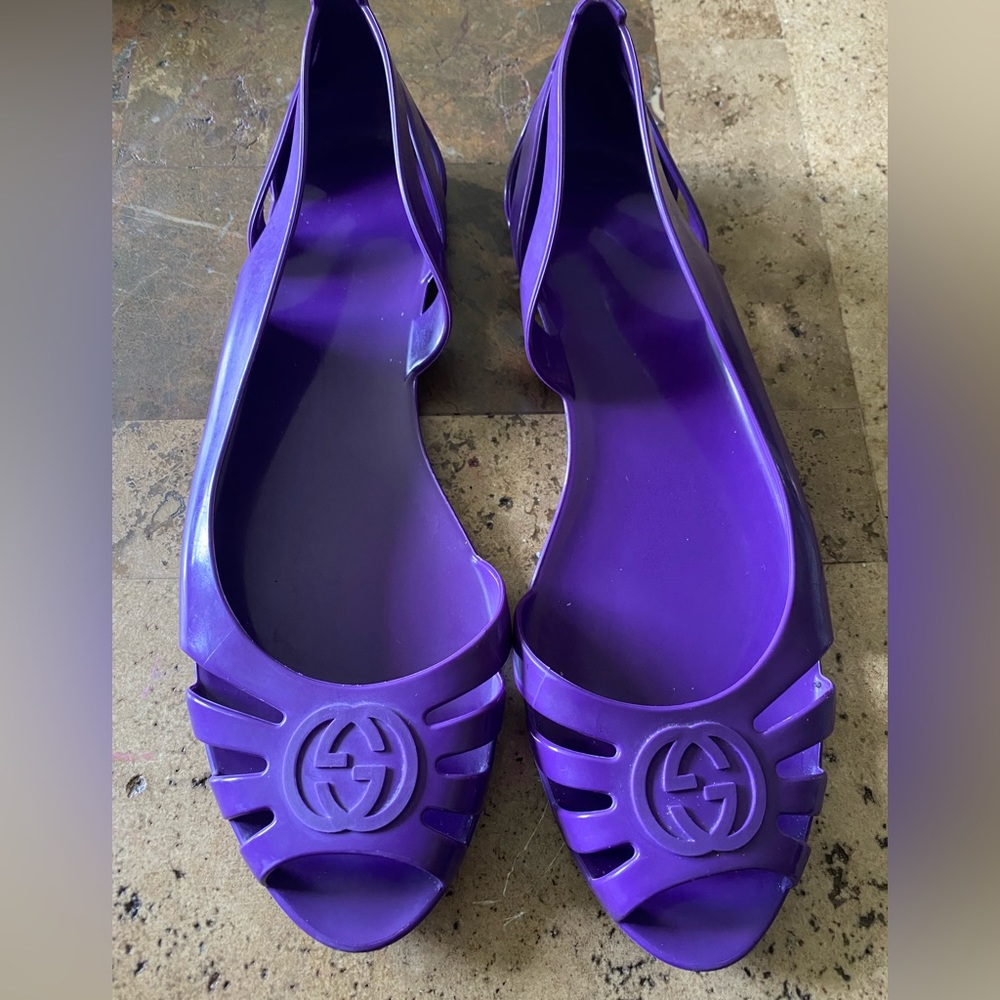 💯 Authentic Gucci size 8 purple gelly sandals. Worn a few times, like new.